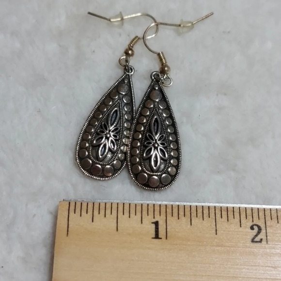 Vintage Silver Tear Drop Earrings with circular and‎ floral designs - Picture 4 of 7